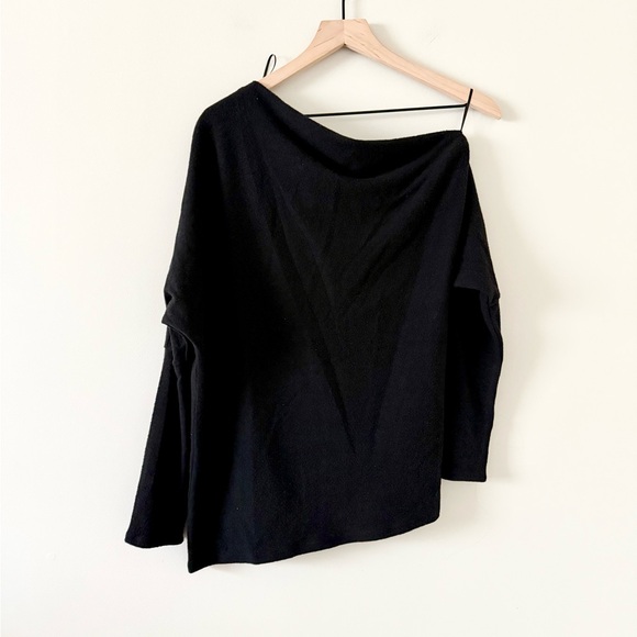 NWT ASTR Off Shoulder Fleece Feel Long Sleeve Sweater in Black - Size M - Picture 1 of 6